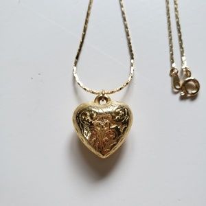 NWOT Gold filigree heart necklace